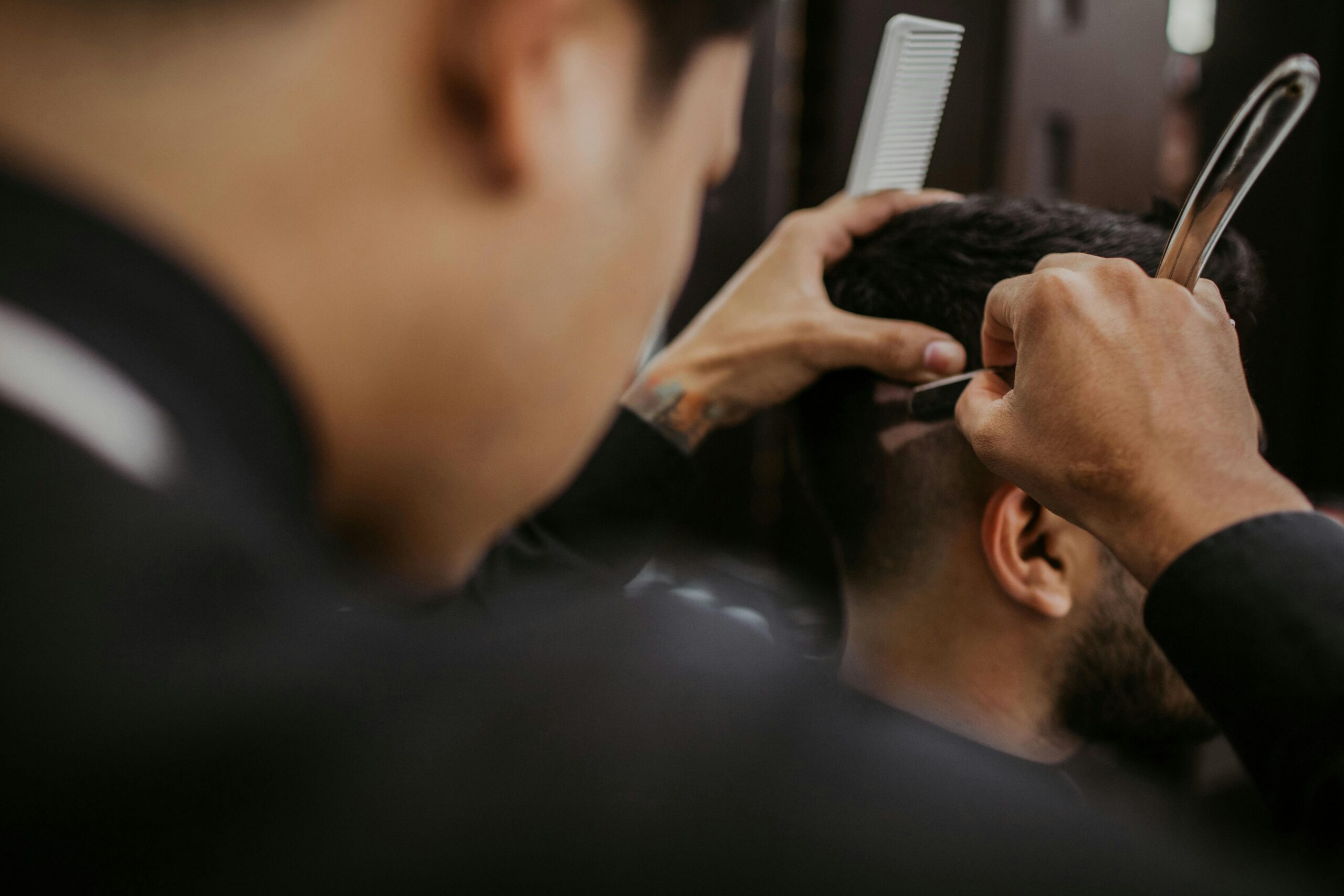 Geld sparen beim Friseur: Günstige Haarschnitte-Tipps